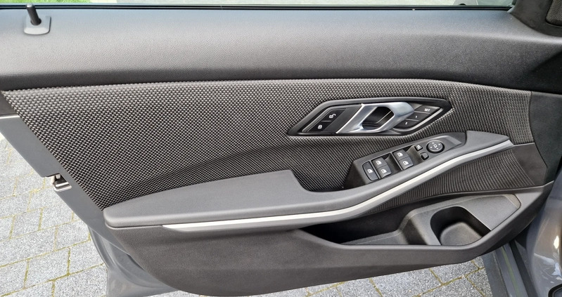 BMW Seria 3 cena 124900 przebieg: 121000, rok produkcji 2019 z Zawidów małe 277